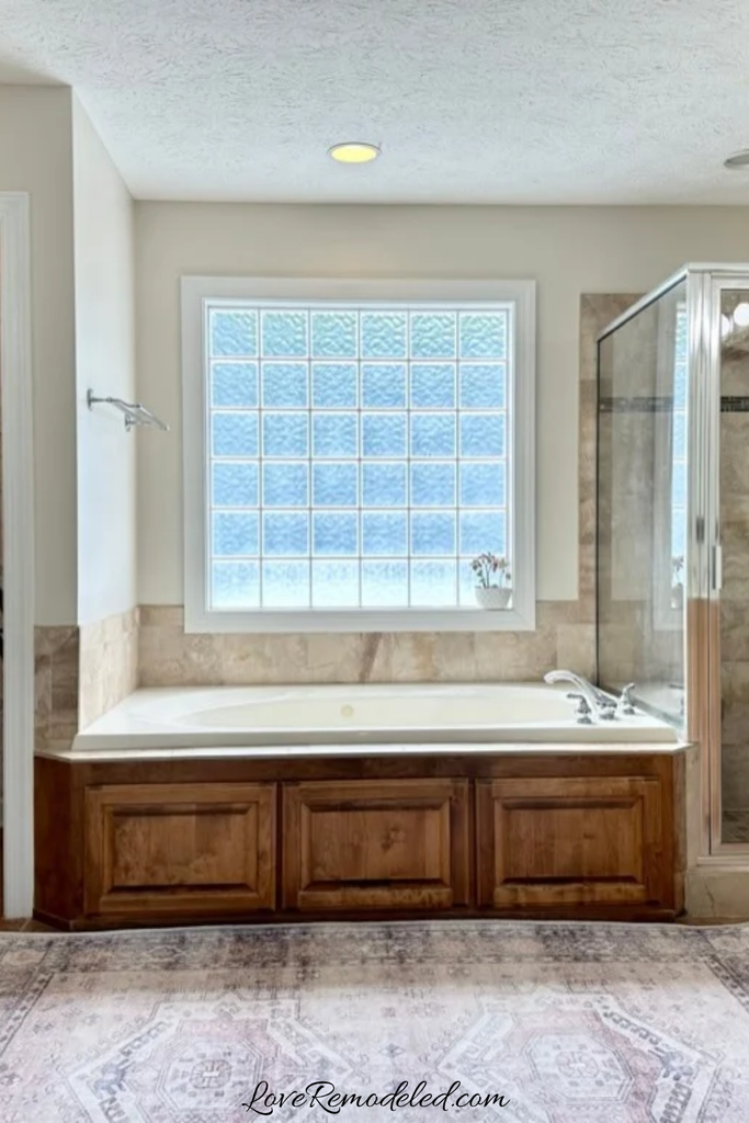 Sherwin Williams Kestrel White in bathroom